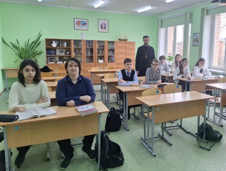Беседа со священником в Толбинской школе